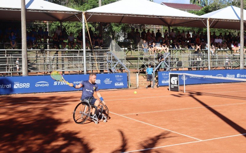 Diego Kohlrausch na quadra principal do São Leopoldo Tênis Clube