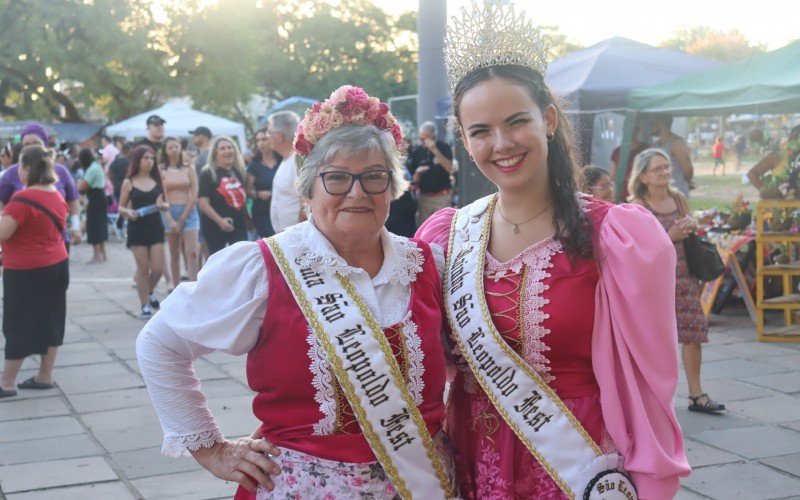 A Oma AmÃ¡lia Sauter e a rainha Mariana Brandolt, da corte da SÃ£o Leopoldo Fest, marcaram presenÃ§a no Festival 8M