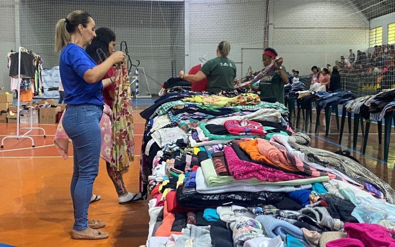 Campo Bom SolidÃ¡rio distribui mais de 10 mil peÃ§as de roupas no GinÃ¡sio Municipal 
