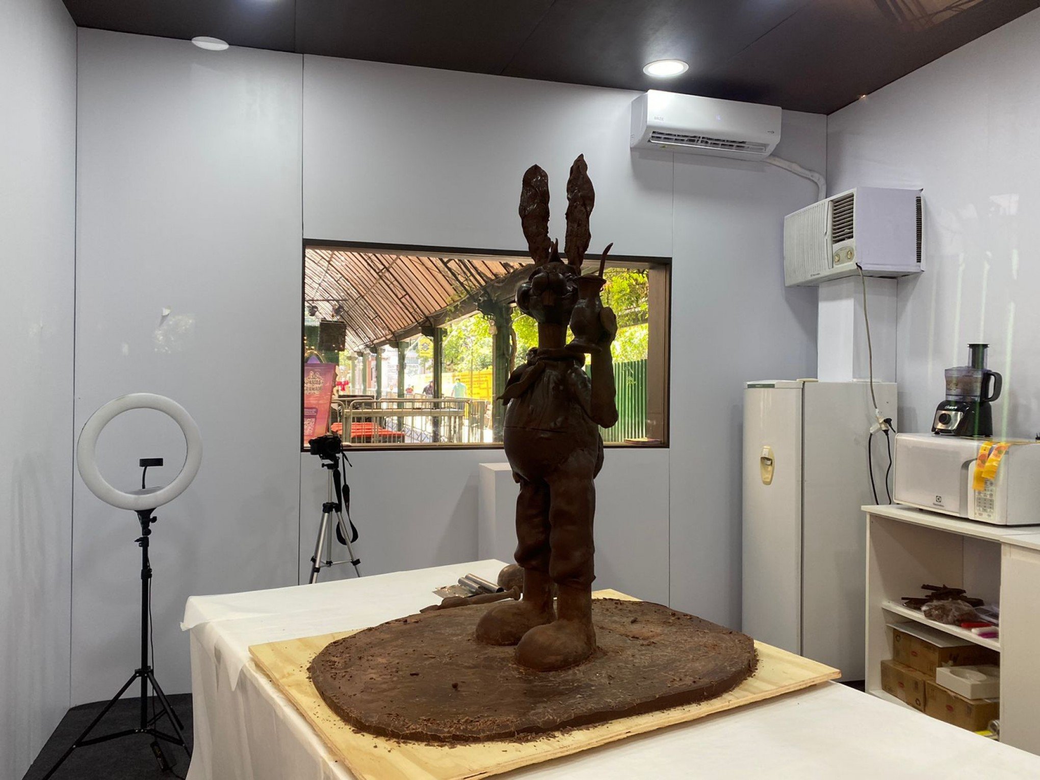 SPOILER: Veja como está ficando a escultura com 120 quilos de chocolate feita ao vivo em Gramado