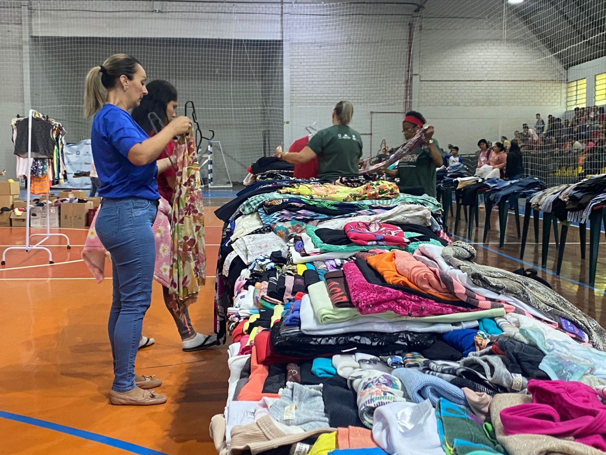 Campo Bom Solidário distribui mais de 10 mil peças de roupas