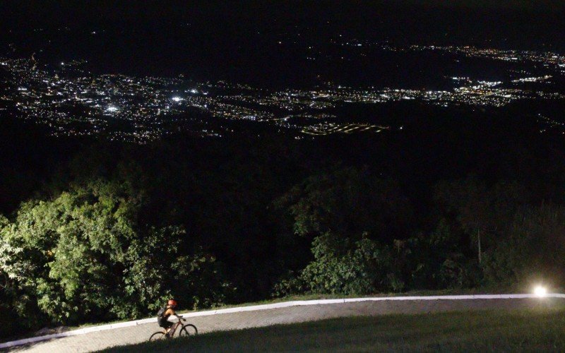 Ciclistas chegando ao Monte da FÃ© e Igrejinha ao fundo