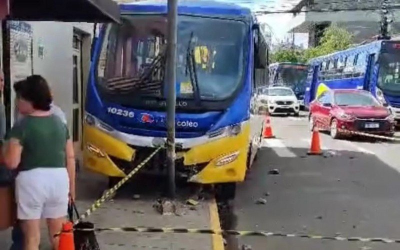 ACIDENTE DE TRÂNSITO: Três pessoas ficam feridas em colisão de ônibus no Centro de São Leopoldo