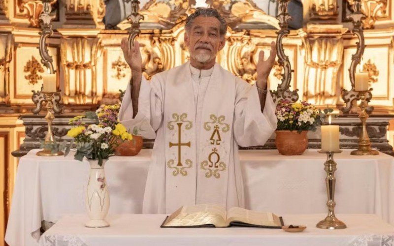 Padre Santo (Chico Diaz) morre em Renascer | abc+