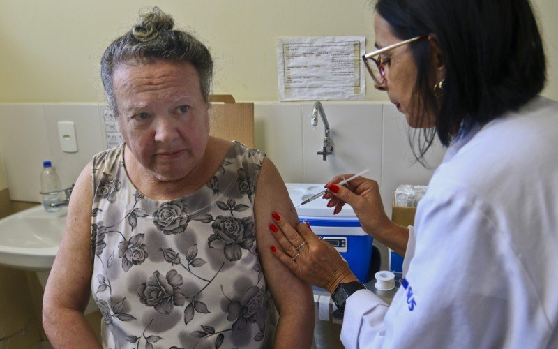 Dona Solange fez questão de se vacinar no primeiro dia