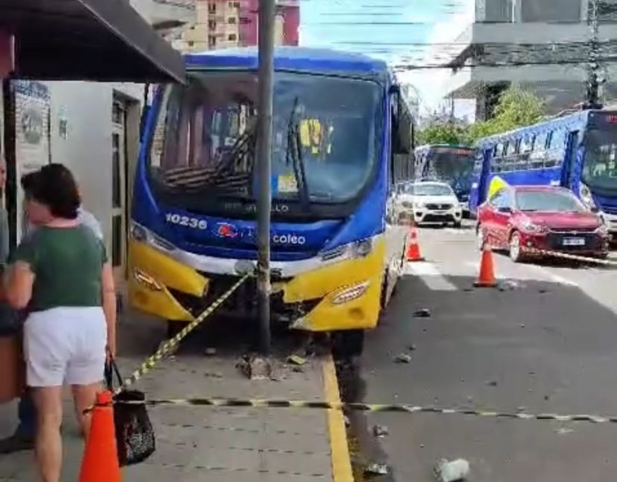 VÍDEO: Ônibus bate contra placa de sinalização no Centro de São Leopoldo
