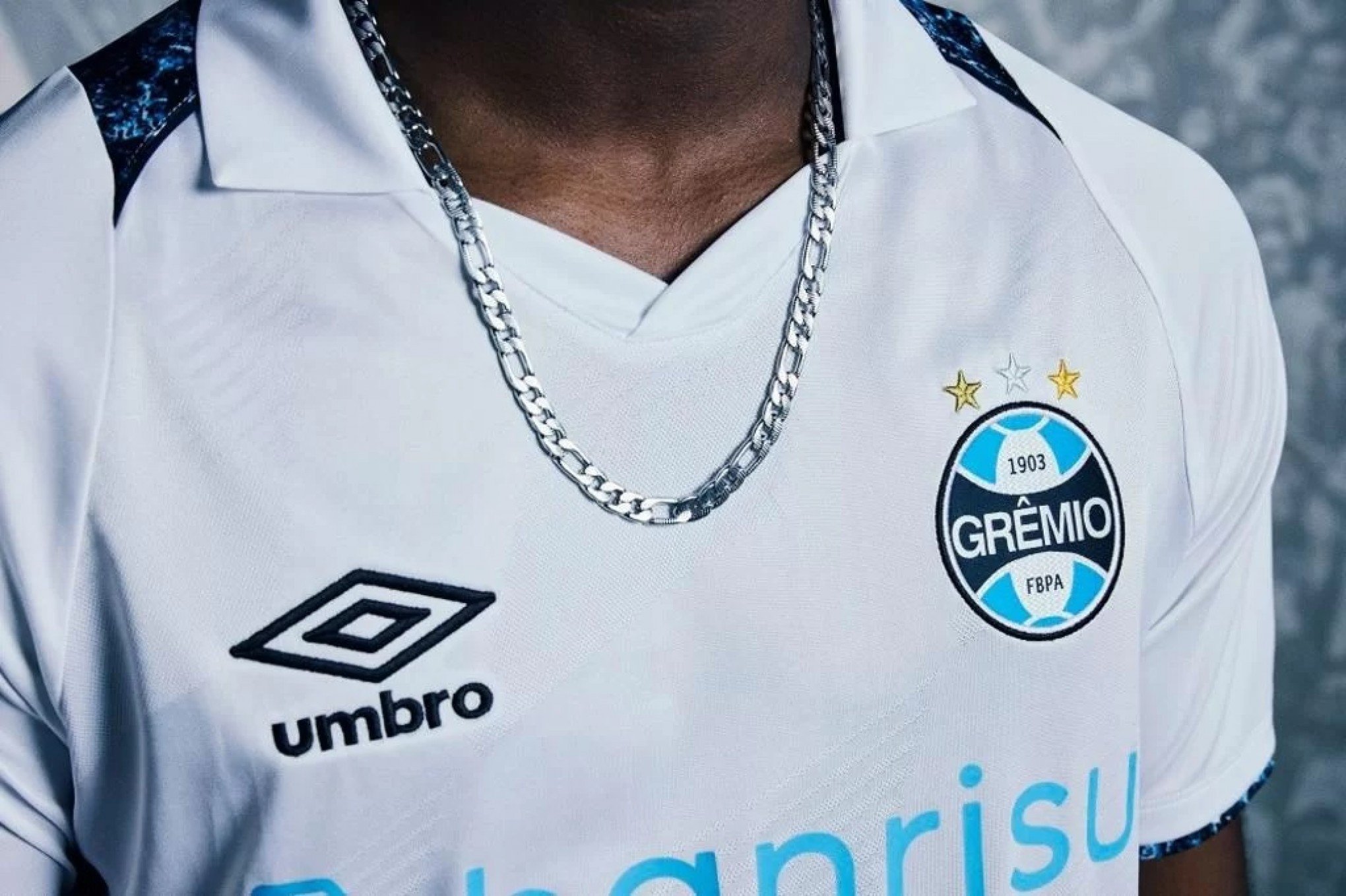 Grêmio apresenta segunda camisa para a temporada 2024; veja imagens