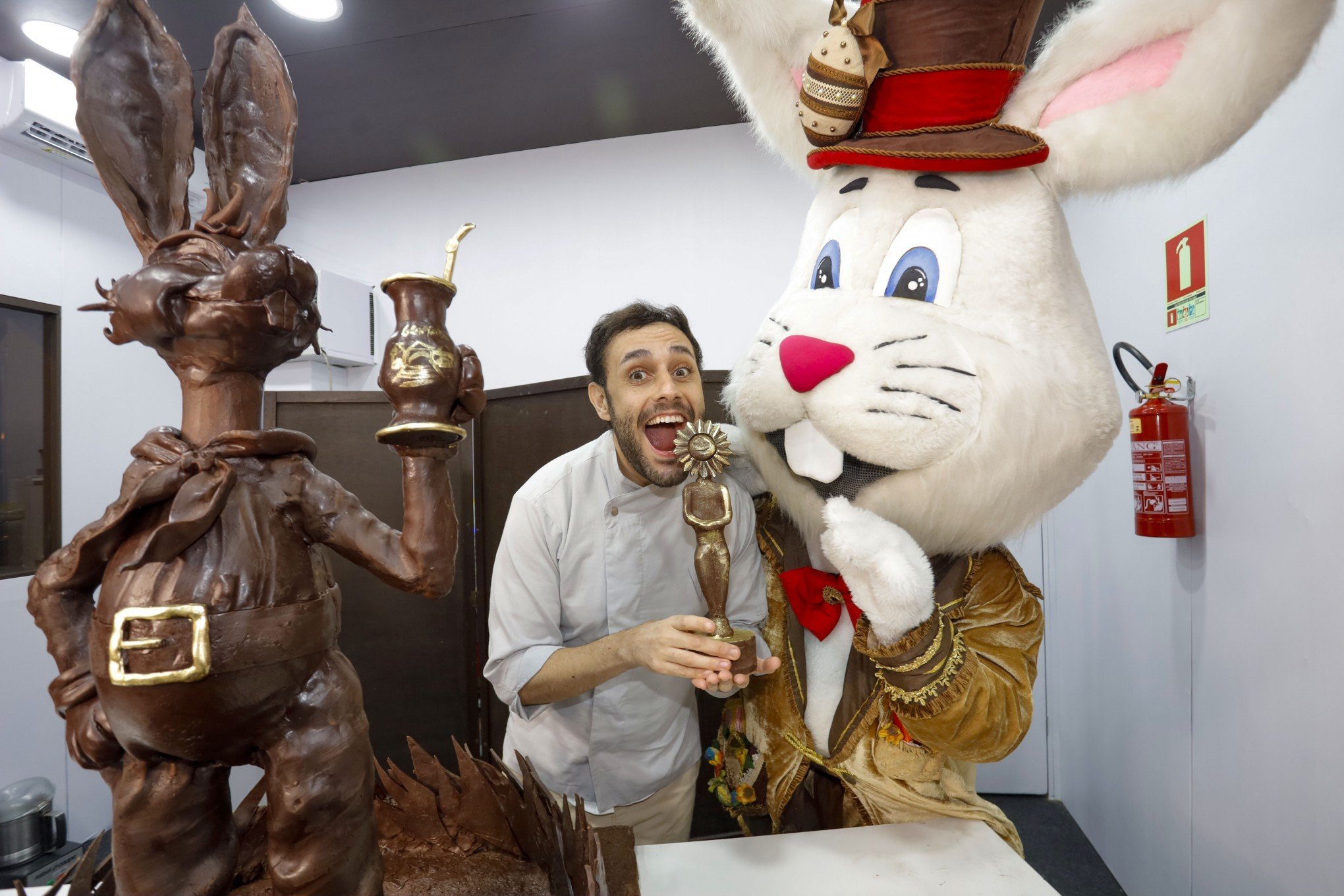 PÁSCOA: Veja como ficou o Coelho que foi produzido com 120 quilos de chocolate