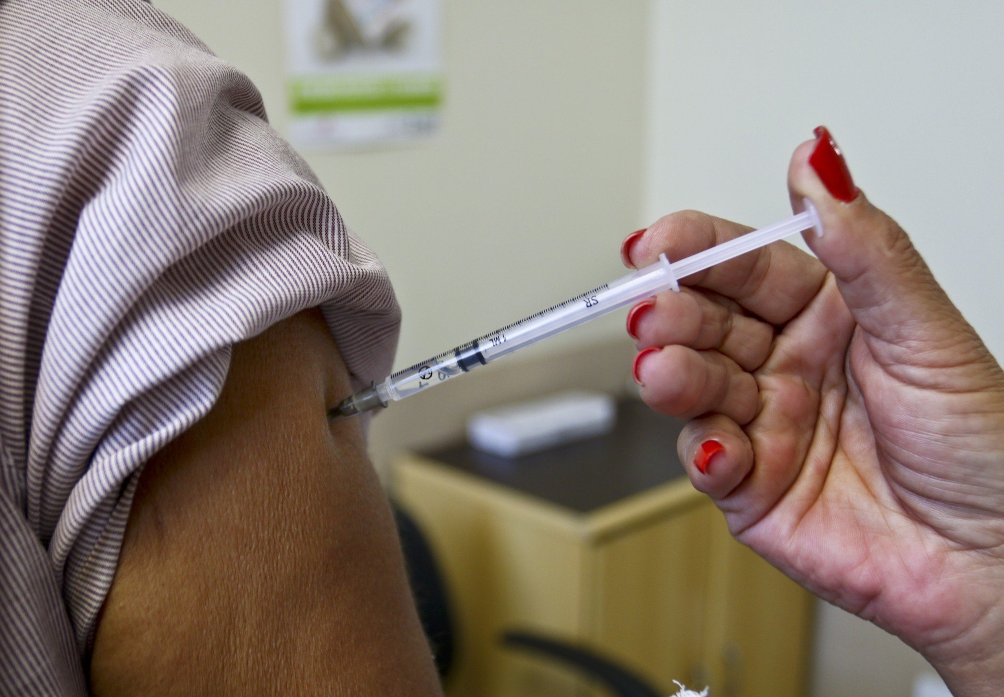 Vacinas contra Influenza, Covid e tétano são oferecidas gratuitamente no Fort Atacadista
