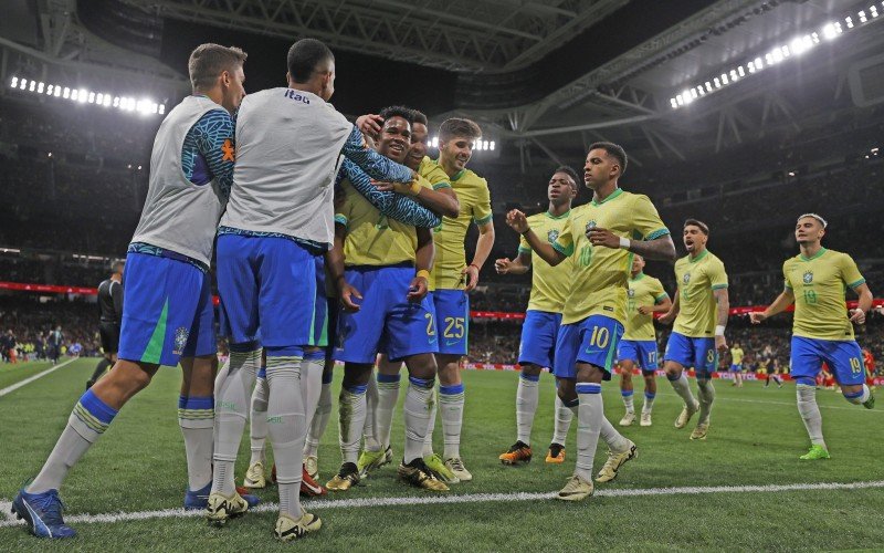 Jogadores do Brasil comemoram gol contra a Espanha