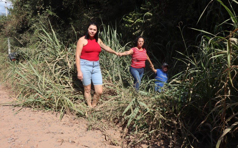 Moradores mostram problemas nas estradas de Lomba