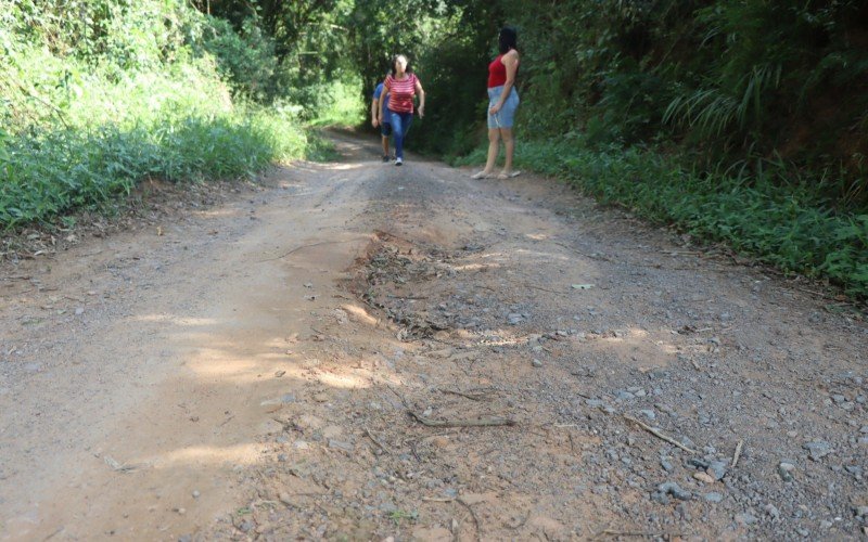 Moradores mostram problemas nas estradas de Lomba Grande