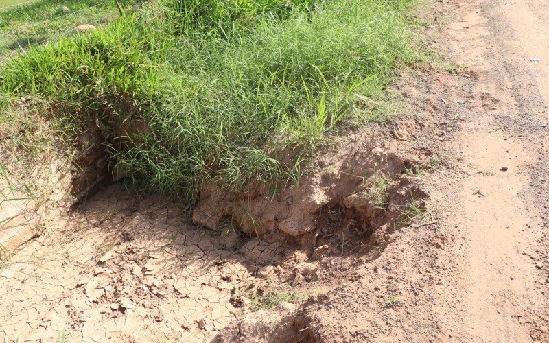 Moradores mostram problemas nas estradas de Lomba Grande