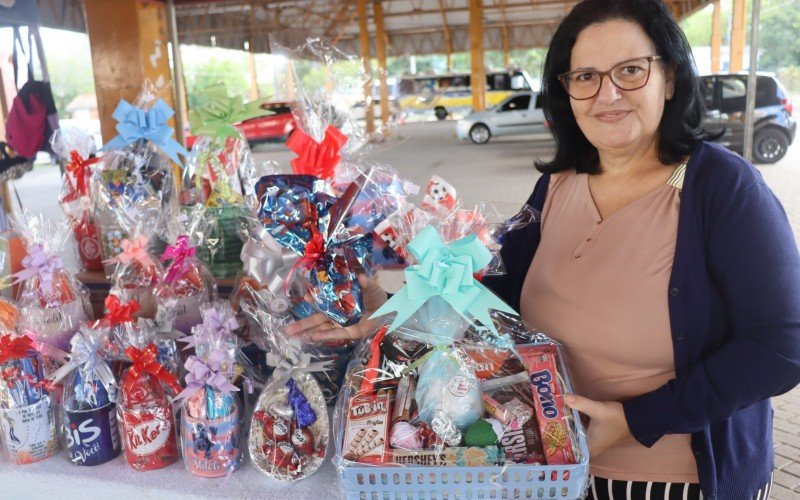 Angela Bitencourt levou suas produções de chocolates e cestas de presentes para a feira