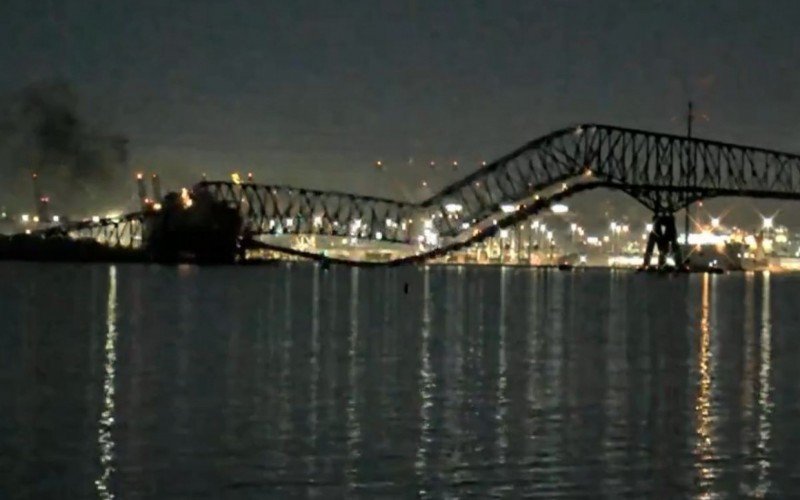 Uma fumaça preta saía do navio quando bateu na ponte, durante a madrugada | abc+