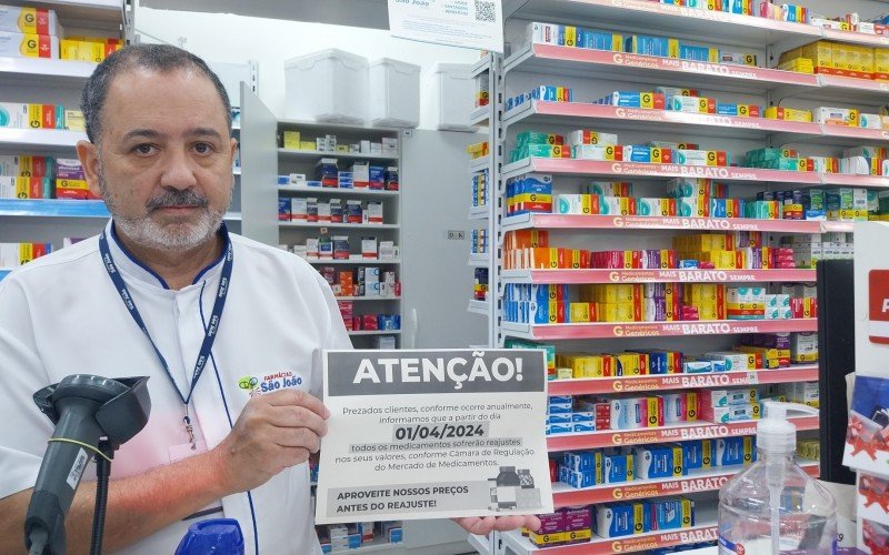 João Batista mostra cartaz com aviso sobre o aumento | abc+