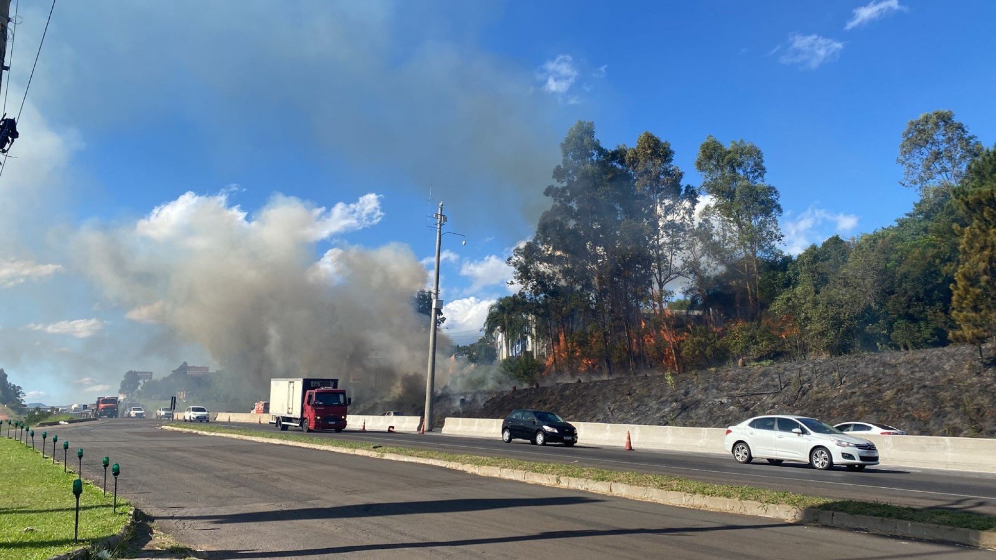 BR-116: Incêndio em vegetação às margens da rodovia atrapalha visibilidade de motoristas
