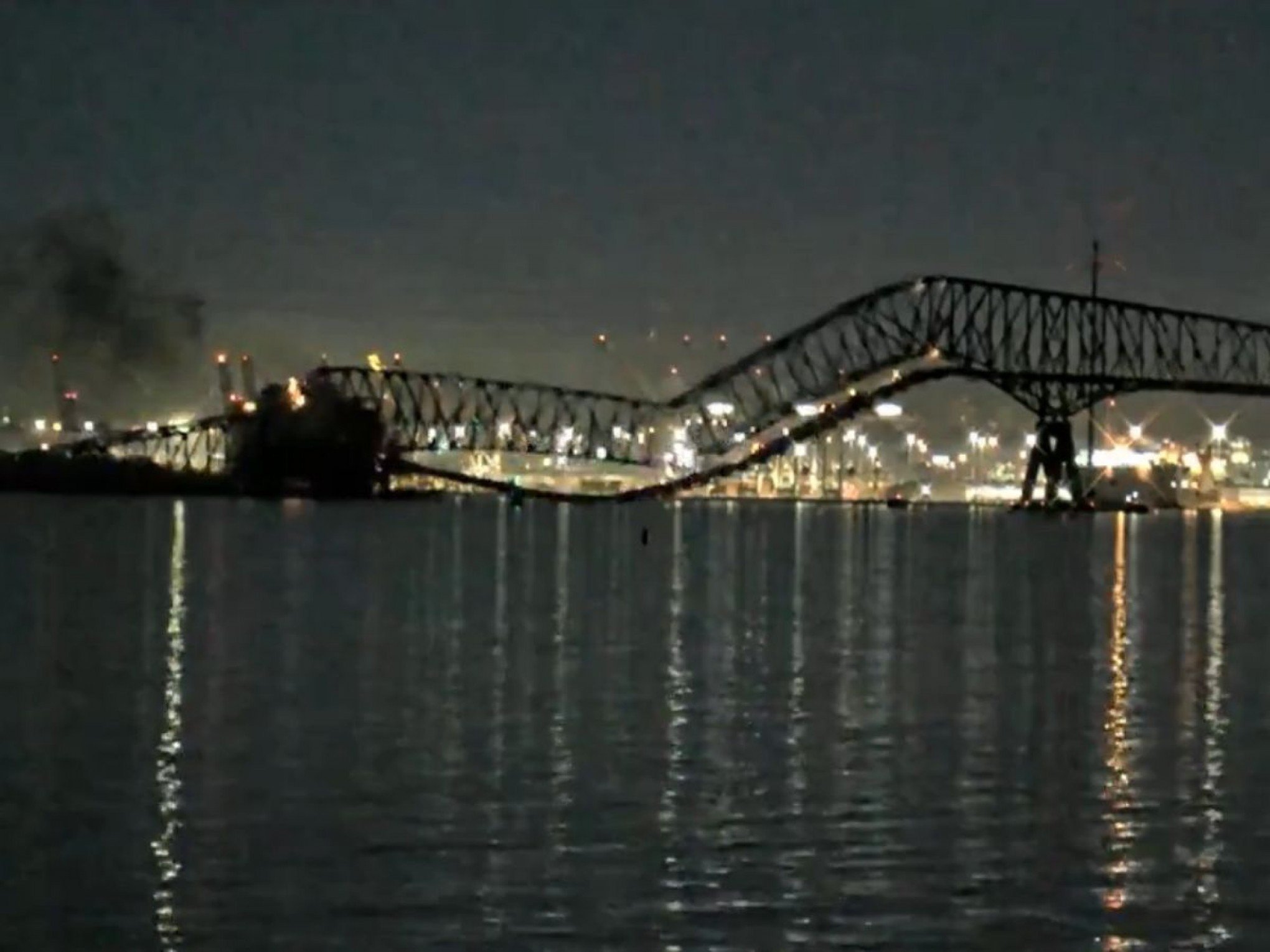 Ponte desaba após ser atingida por navio e carros caem na água; veja vídeo