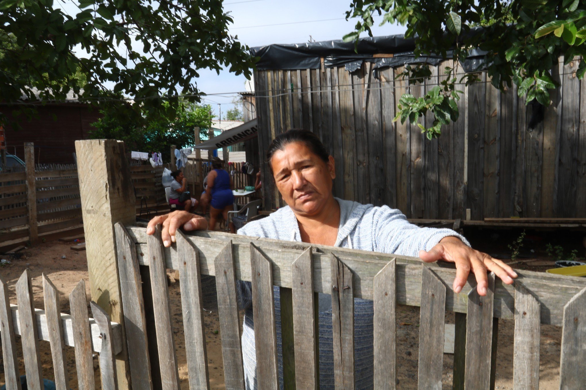 A difícil vida dos imigrantes venezuelanos à beira da BR-116 em Canoas