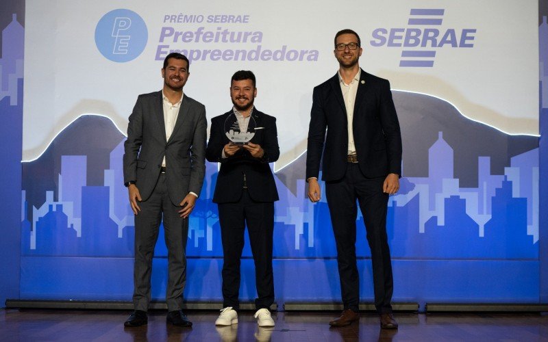 Prefeito de Estância Velha, Diego Francisco, recebendo a premiação | abc+