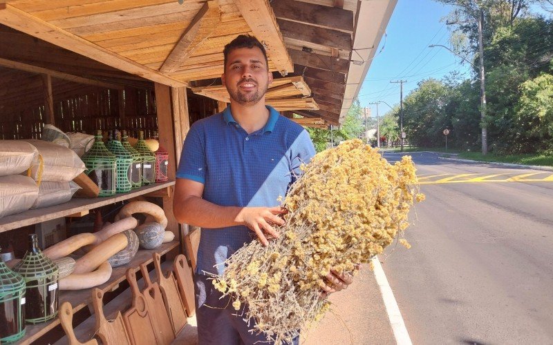  O comerciante Lucas Herman, 30 anos, da Tenda do Barba, conta que tem macela desde o ano passado, colhida em Rolante.  | abc+