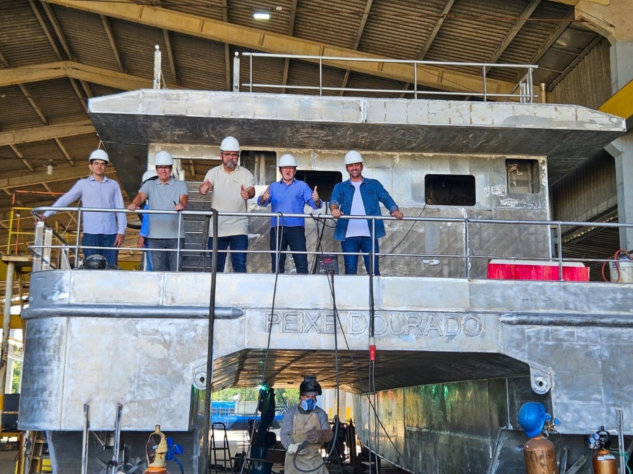Prefeito visita a construÃ§Ã£o do barco-escola da Semmam em Navegantes (SC)