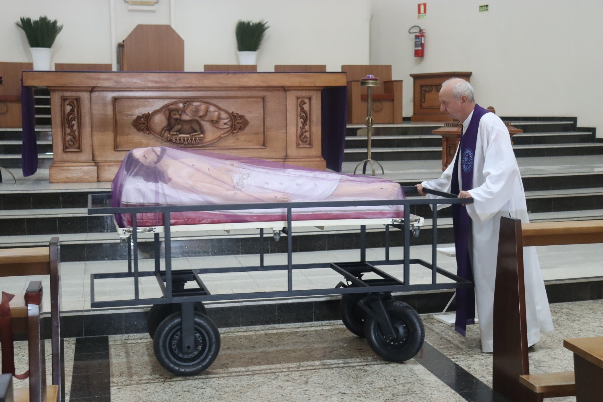 Padre Resende mostra carrinho feito para levar a imagem de Jesus durante a procissÃ£o