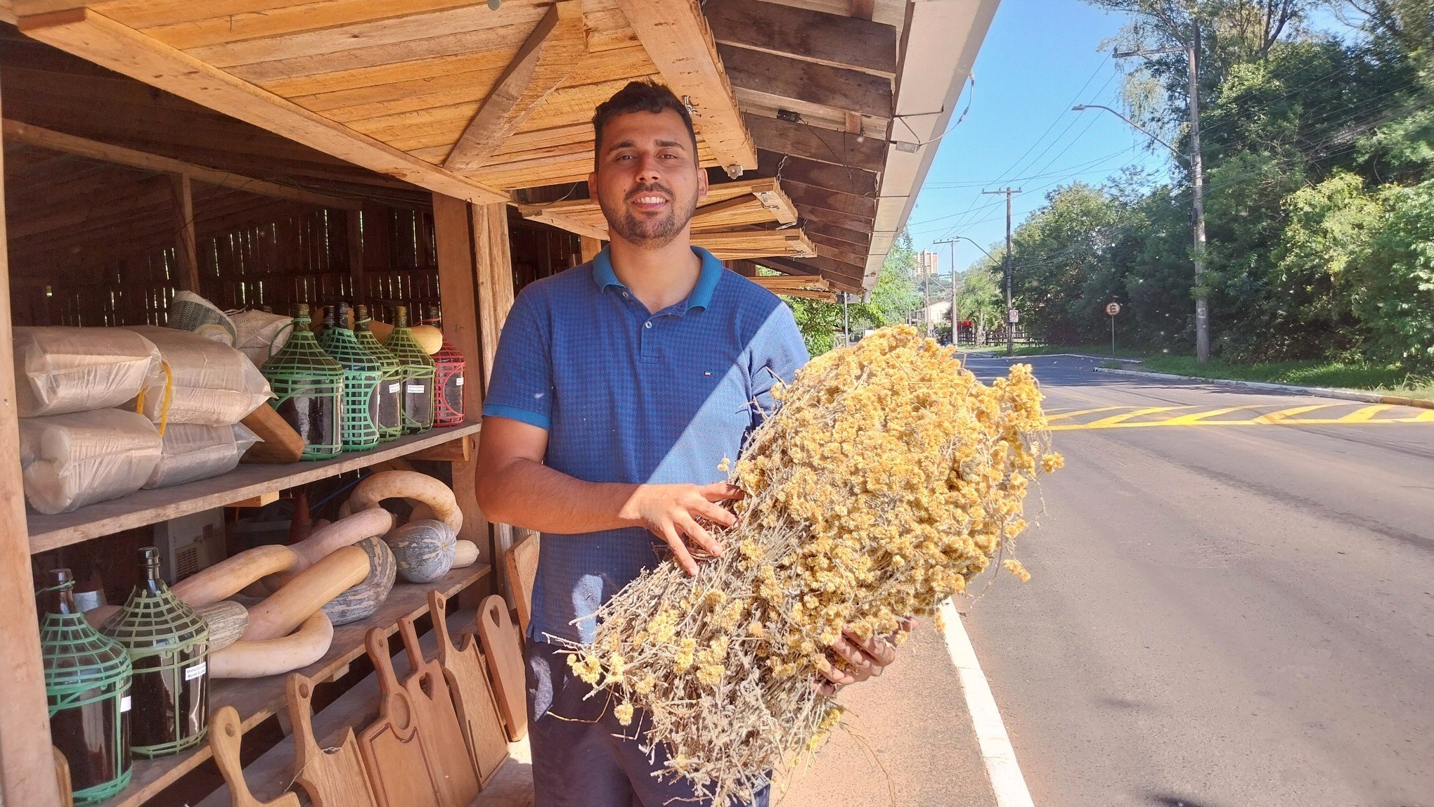 PÁSCOA: "Percebo que essa tradição não se vê mais nas ruas", diz vendedor às vésperas da colheita de macela