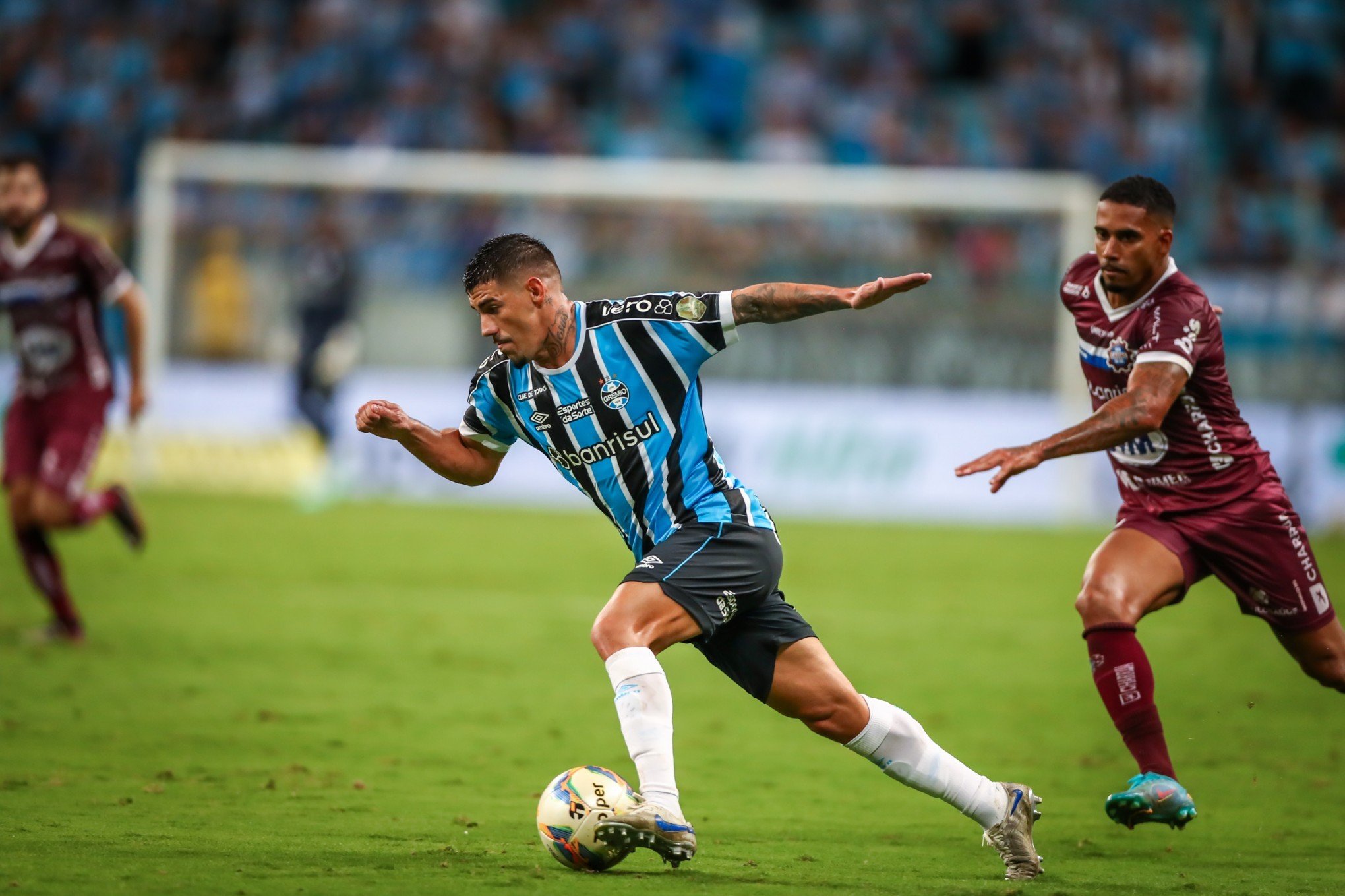 Mayk, lateral do Grêmio, se desculpa por expulsão no primeiro tempo: "Excesso de vontade"
