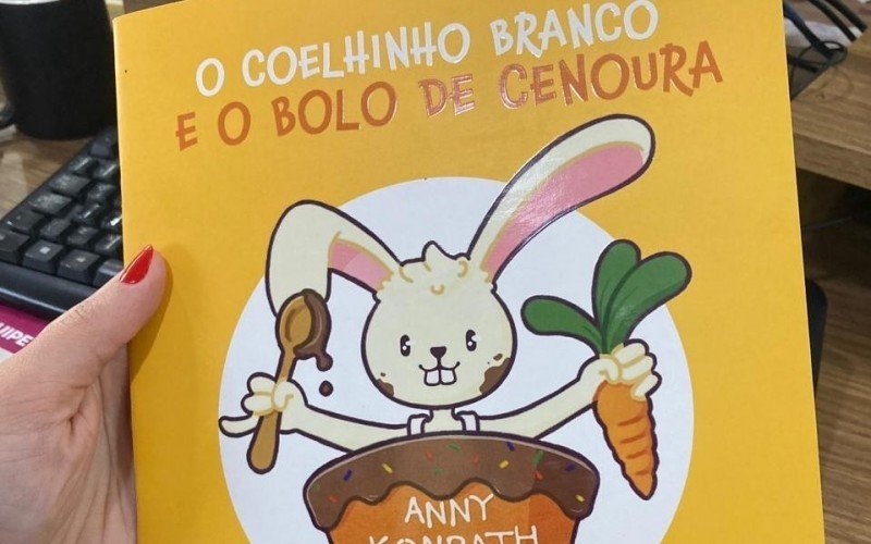 Livro infantil associa coelho, bolo de cenoura e generosidade