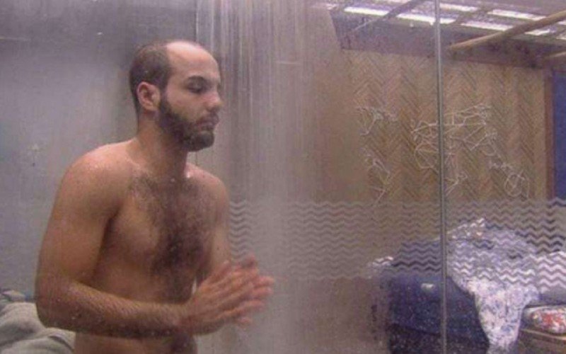 Mahmoud esqueceu que estava no BBB 18 e foi nu para o banho | abc+