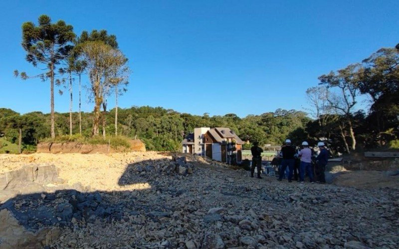 BatalhÃ£o Ambiental e tÃ©cnicos da Prefeitura de Gramado constataram irregularidades na obra