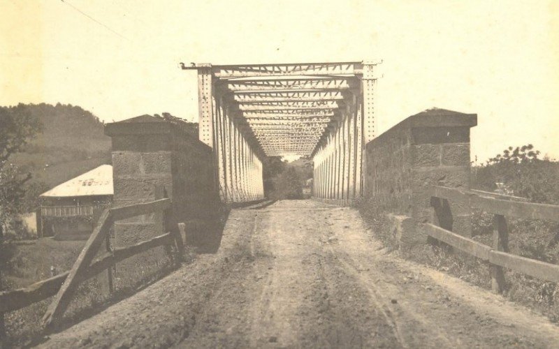 A ponte de ferro do Centro de Feliz registrada por Paul Karohl nos anos 1930 | abc+