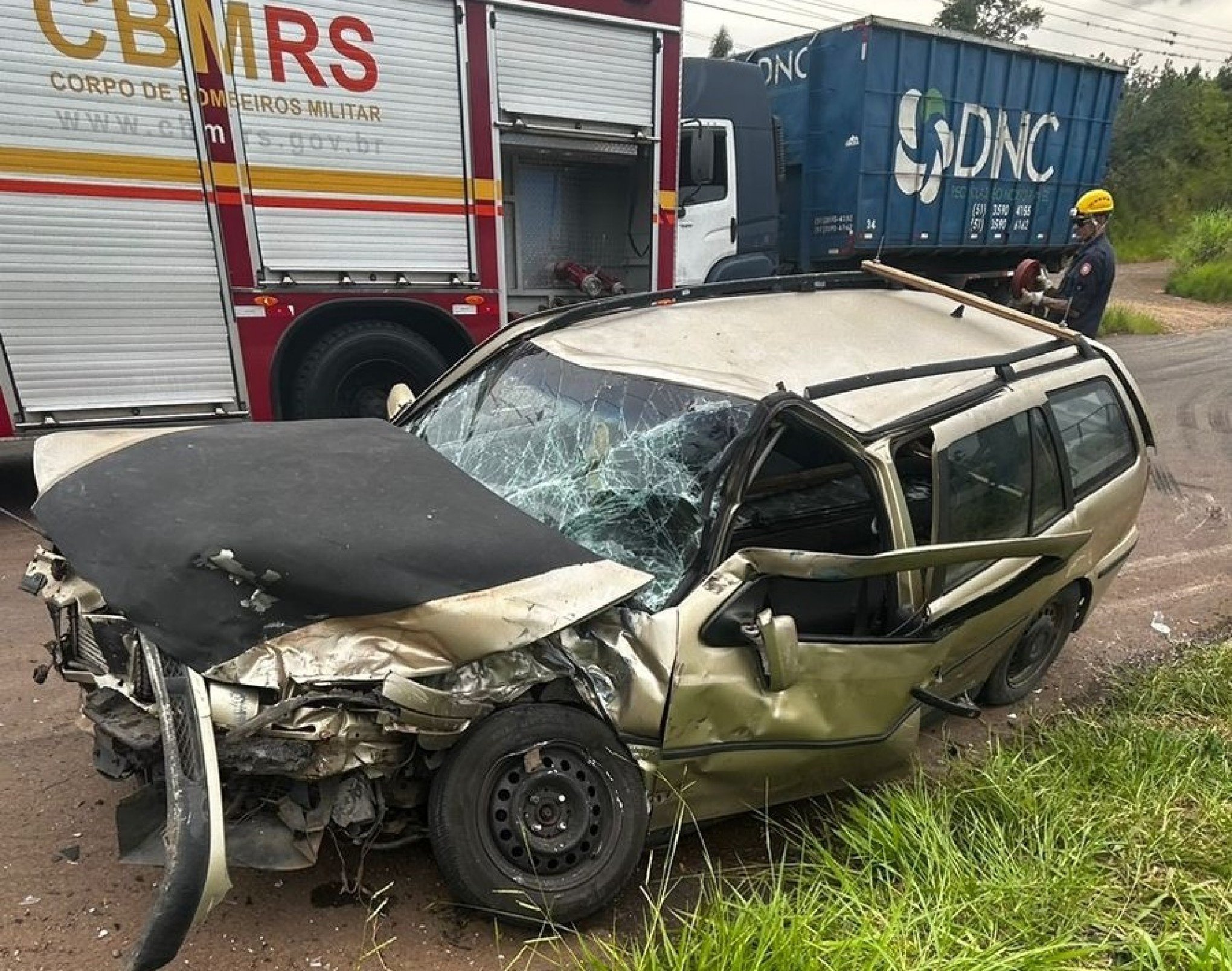 ACIDENTE DE TRÂNSITO: Homem fica ferido após colisão entre carro e caminhão em Igrejinha