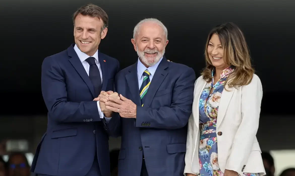 Lula concede a Ordem Nacional do Cruzeiro do Sul a Macron