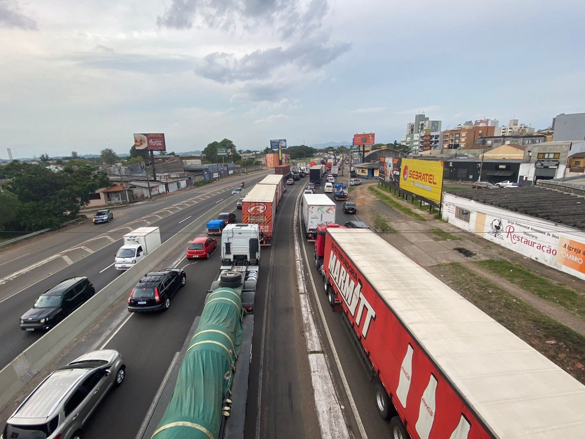 BR-116: Motoristas enfrentam congestionamento em trecho da rodovia no Vale do Sinos; veja vídeo