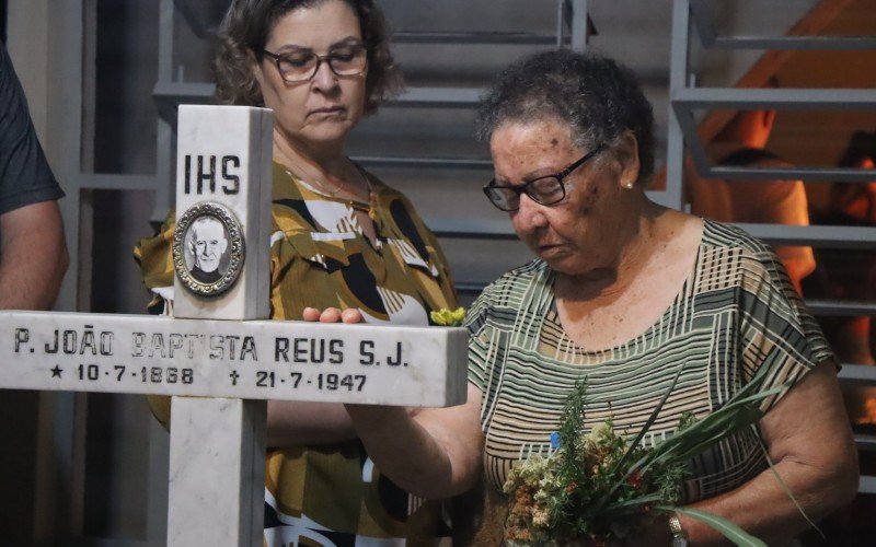 Jandira Alves rezou pelo marido, que faleceu há dois meses e era devoto de Padre Reus | abc+