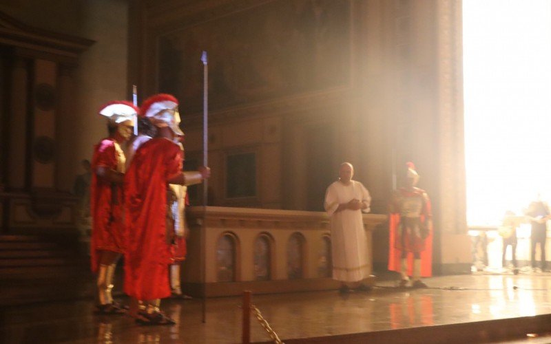 EncenaÃ§Ã£o da Via Sacra na Catedral de Novo Hamburgo