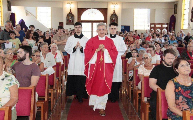 Padre César Leandro Padilha celebrou missa na Paróquia Nossa Senhora das Graças nesta sexta-feira (29)