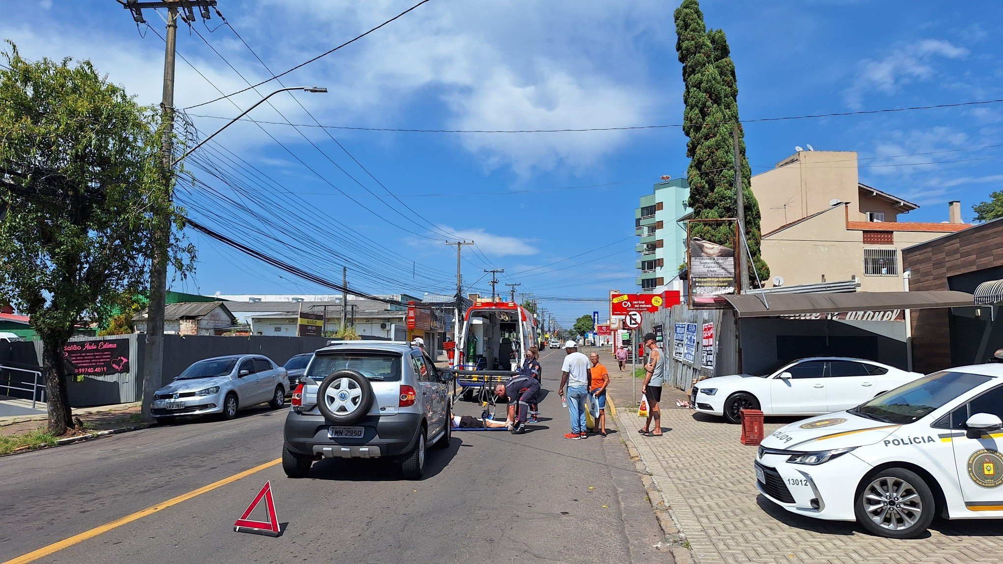 ACIDENTE DE TRÂNSITO: Motociclista fica com fratura exposta em colisão com carro no bairro Canudos