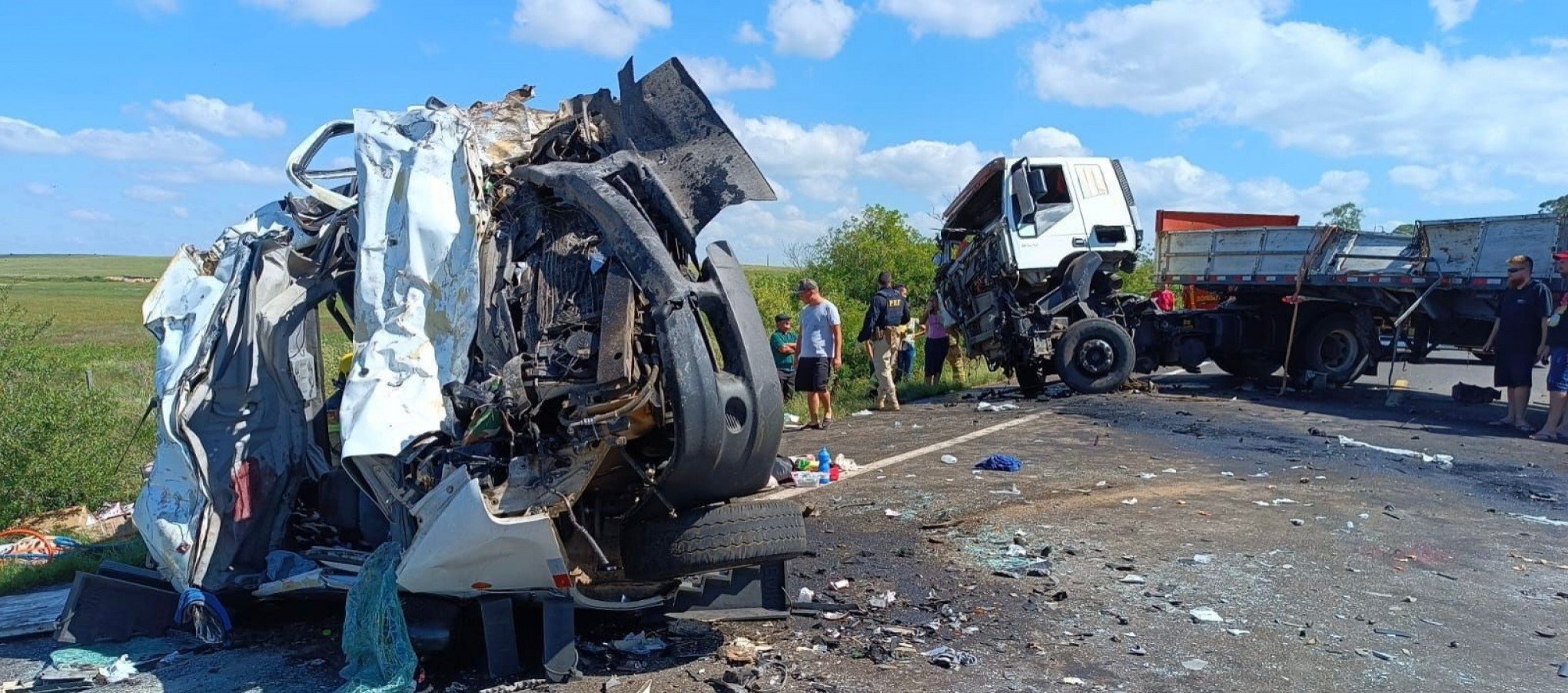 Quatro pessoas morrem em acidente com micro-ônibus da região metropolitana na fronteira com o Uruguai