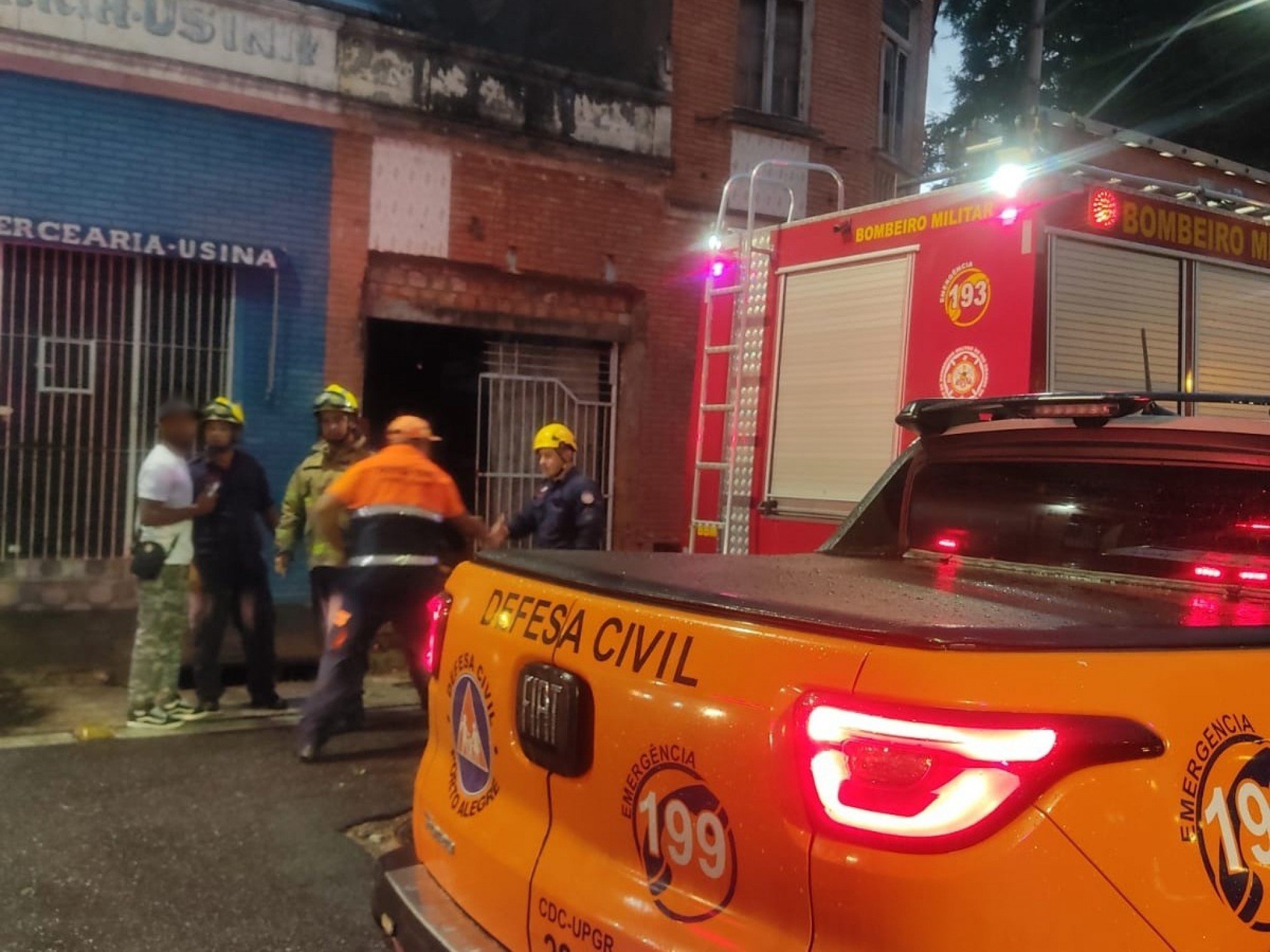 Duas pessoas ficam feridas após telhado desabar em prédio do Centro Histórico de Porto Alegre