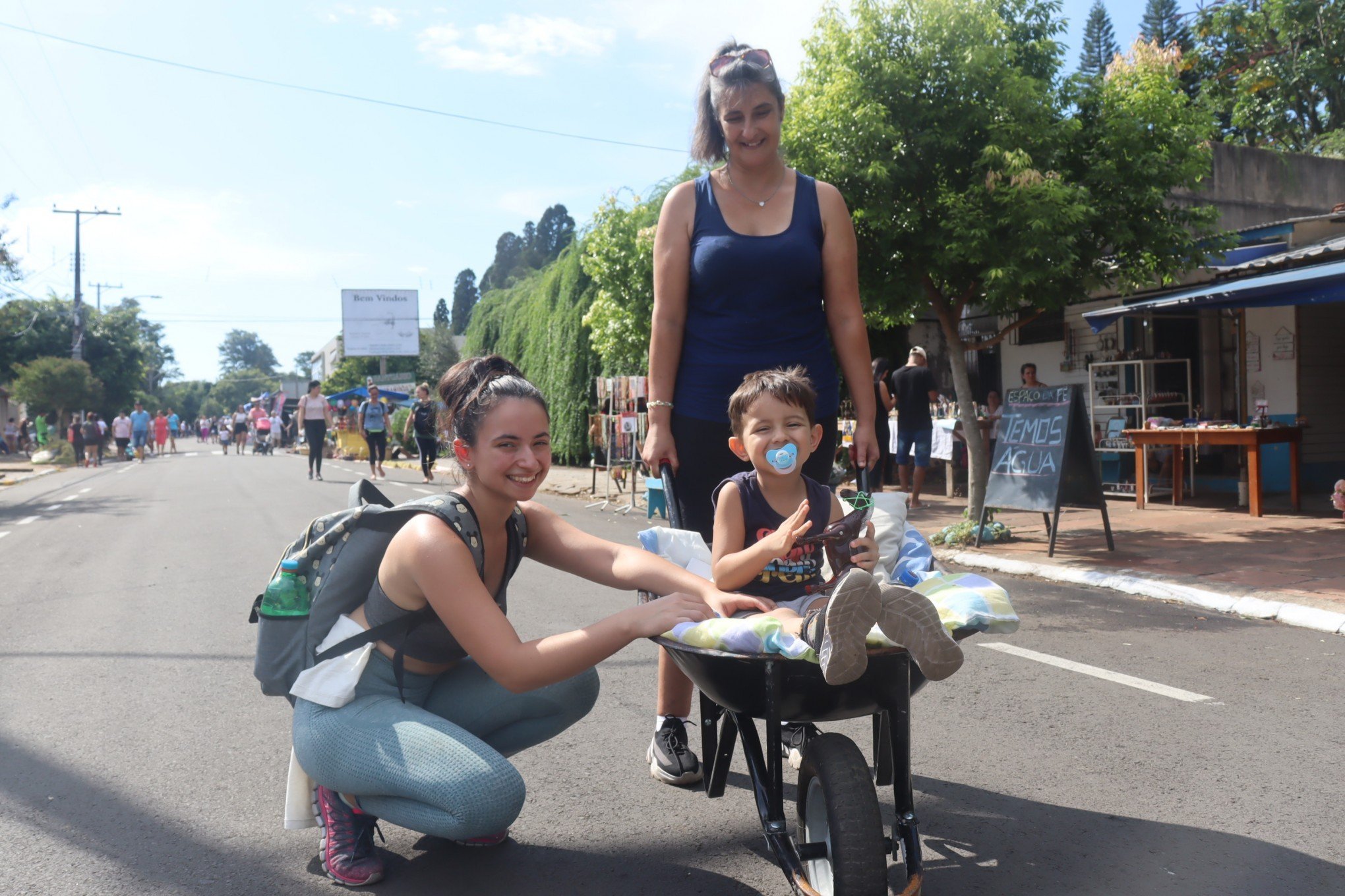 MÃ¡rcia e a filha Eduarda, usaram um carrinho de mÃ£o para levar o pequeno Joaquim com mais conforto ao santuÃ¡rio nesta Sexta-feira Santa