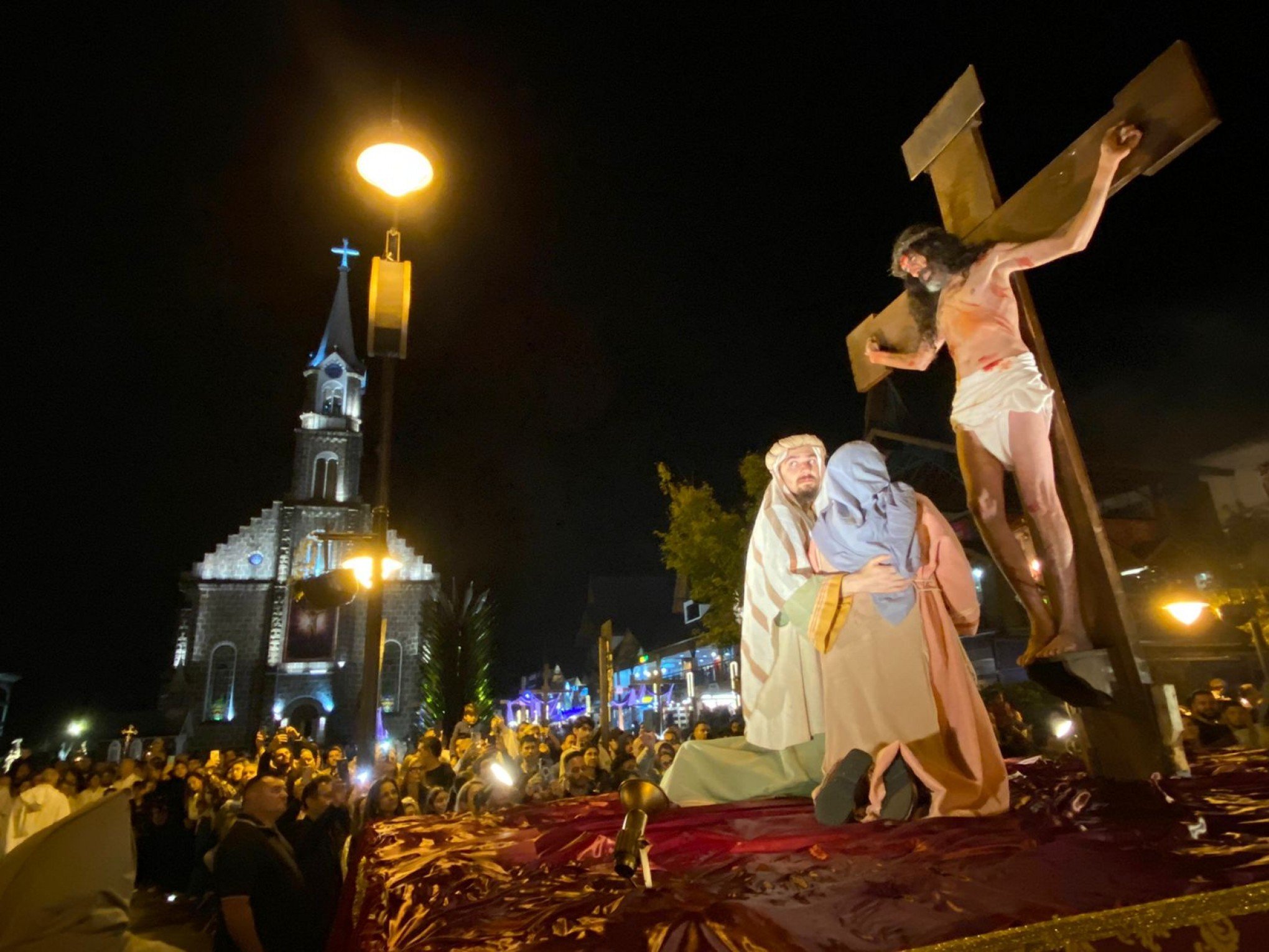 Procissão dos Passos reúne milhares de pessoas em momento de emoção e fé em Gramado