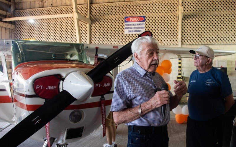 Presidente do Aeroclube que comprou avião Cessna em 1974 foi homenageado nos 50 anos da chegada da aeronave a Novo Hamburgo | abc+