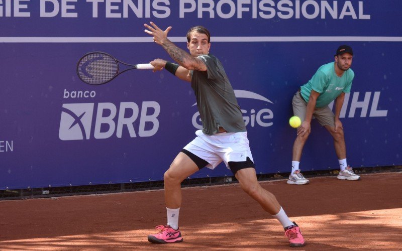 Felipe Meligeni sofreu, mas venceu e está na semifinal do São Léo Open | abc+