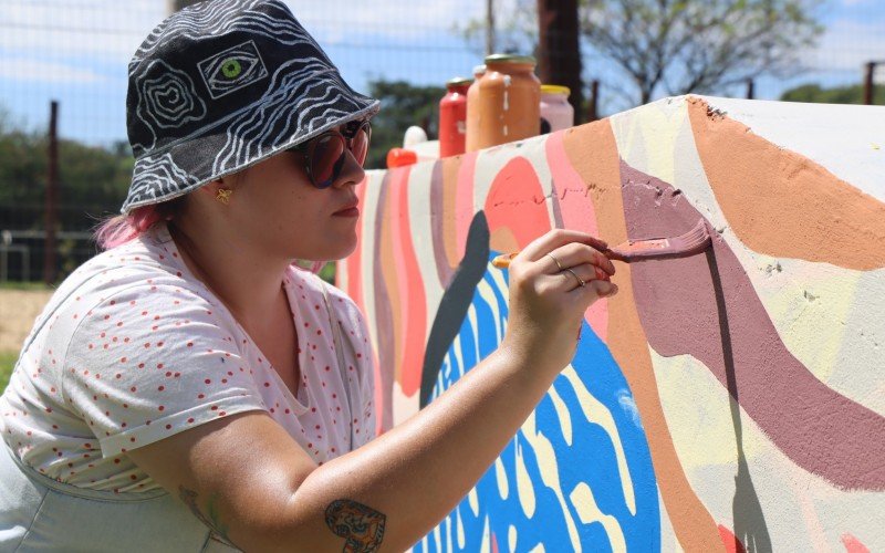 Estudante de artes visuais Paula Goulart da Silva deixou gravada sua arte em uma das rampas da pista de skate da praÃ§a Dimello | abc+