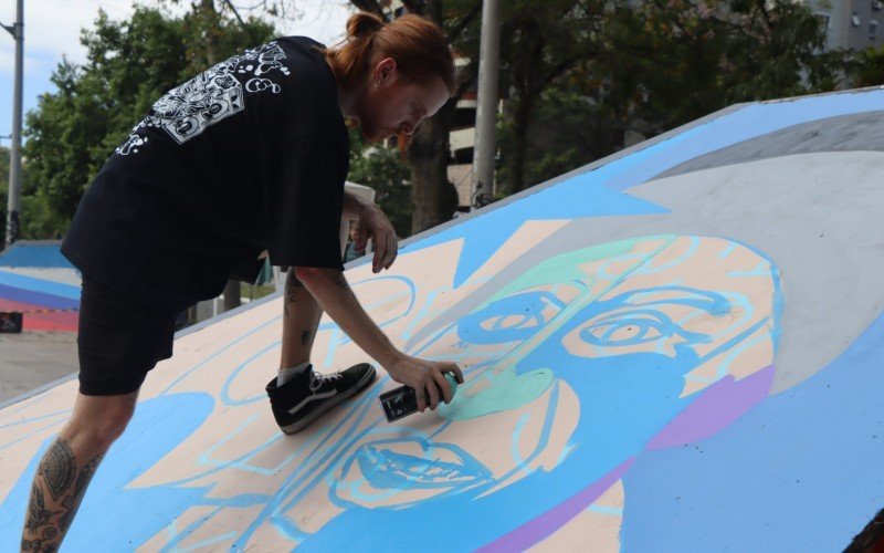 O artista Felipe Welter da Rosa teve a missão de retratar o rosto do skatista profissional Carlos Ribeiro, que hoje vive em Los Angeles, na Califórnia, deu as primeiras voltas de skate na pista da Dimello | abc+