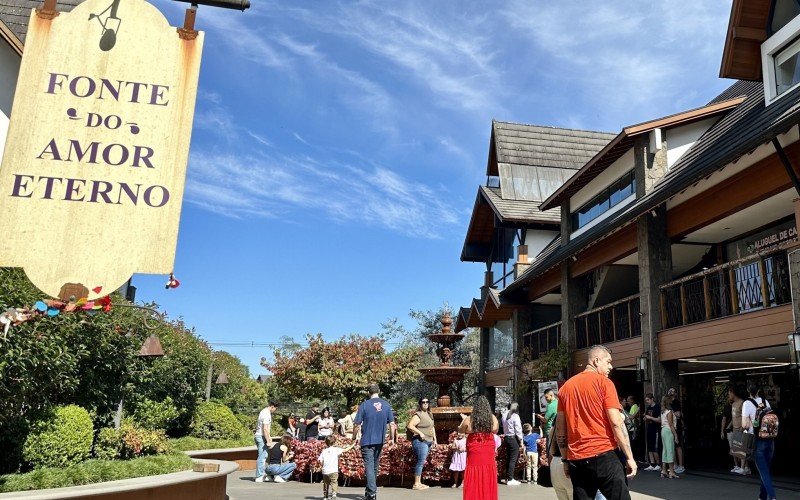 MovimentaÃ§Ã£o no domingo de PÃ¡scoa, na Ã¡rea central de Gramado