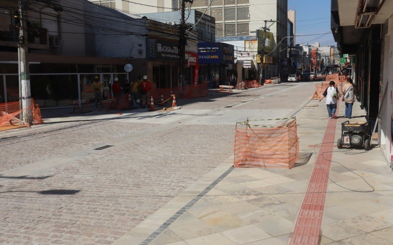 Calçada e pista de rolagem ficam na mesma altura, numa ideia de calçadão para a Rua Independência